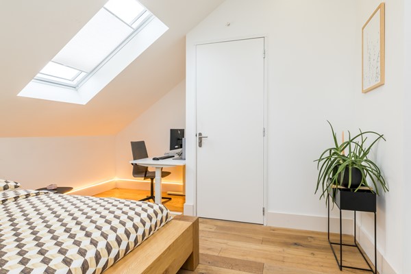 Foto - Te koop: In een rustige en kindvriendelijke woonomgeving staat deze moderne geschakelde twee-onder-een-kapwoning (bouwjaar 2011) met aangebouwde stenen garage, stijlvolle overkapping, vier slaapkamers, twee...